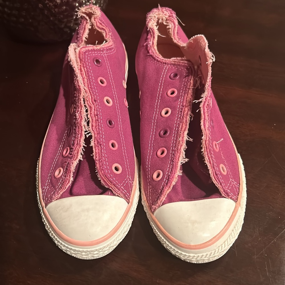 Converse Junior Size 6 W/ Distressed Borders Purple and pink color, Brand new - Picture 11 of 12